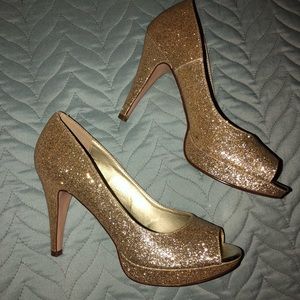 Open-toed Gold Sparkly Heels